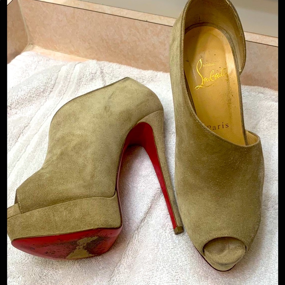 Very confortable and a good condition, sorry no dust bag or box 🥰🥰🥰